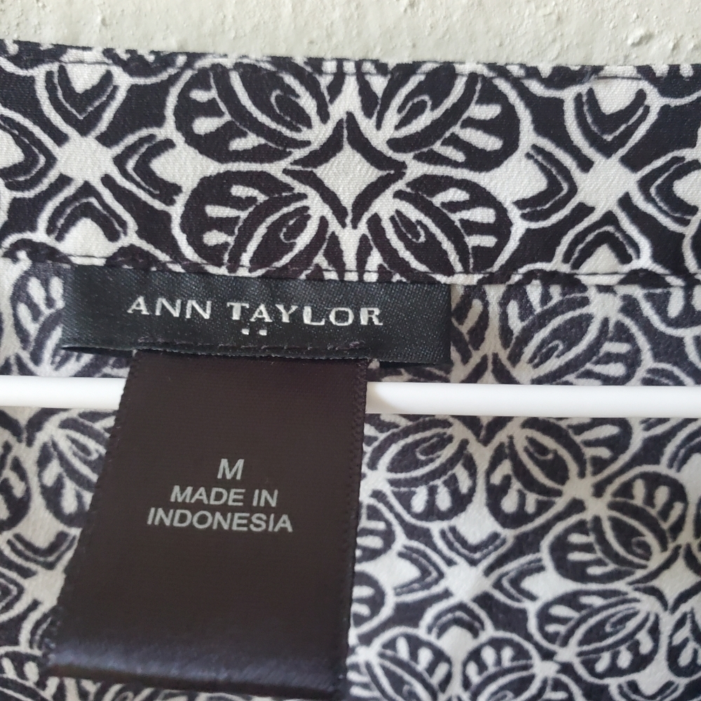 Ann Taylor V Neck Patterned Lightweight Blouse - Picture 4 of 5